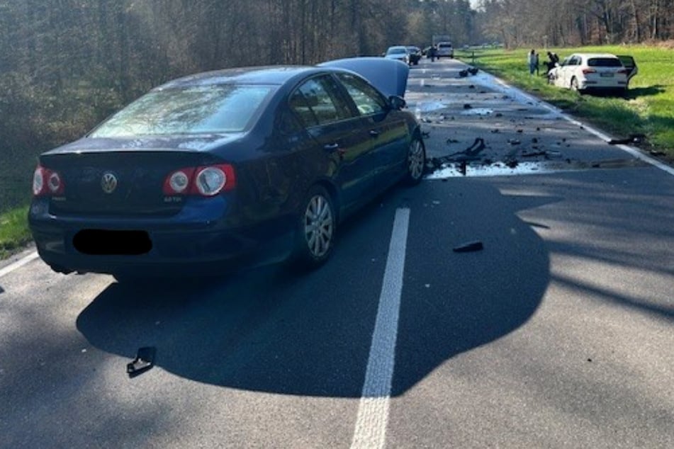 Beim Überholen war das Motorrad frontal in den entgegenkommenden Wagen gekracht.