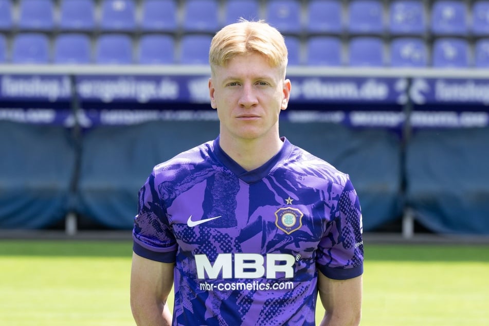 Aue-Spieler Erik Weinhauer (24) lochte gegen Regensburg in letzter Sekunde zum Sieg ein.