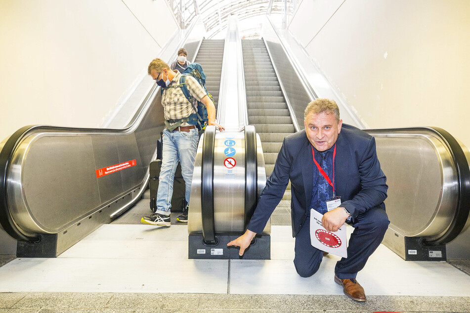 Bahnhofsmanager Heiko Klaffenbach (54) zeigt, wo die UV-Geräte sitzen.