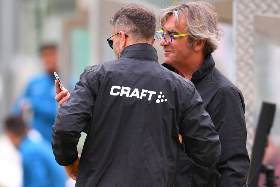 Hat sich der neue Stürmer schon per Telefon gemeldet? Ralf Minge (r.) mit Scout Kristian Walter.