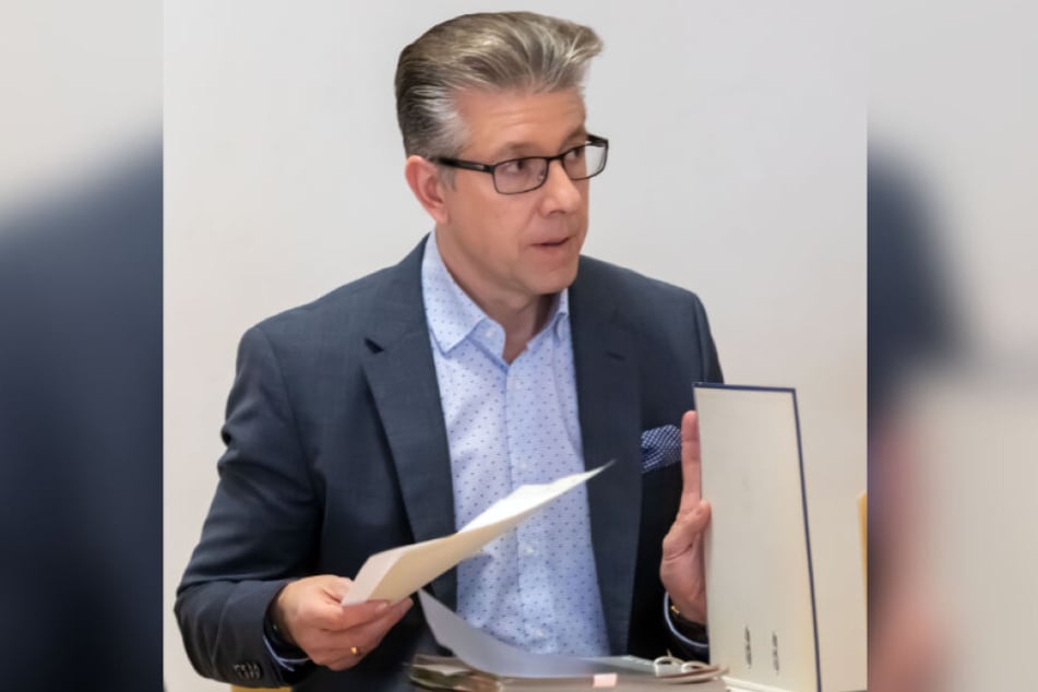 Bürgermeister Ralph Burghart (48, CDU) will den Stadtrat davon überzeugen, dass die Erhaltung des Freibades Erfenschlag zu teuer ist.