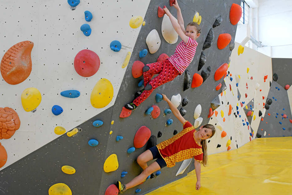 Julia (6, oben) und Ronja (8) "bouldern".