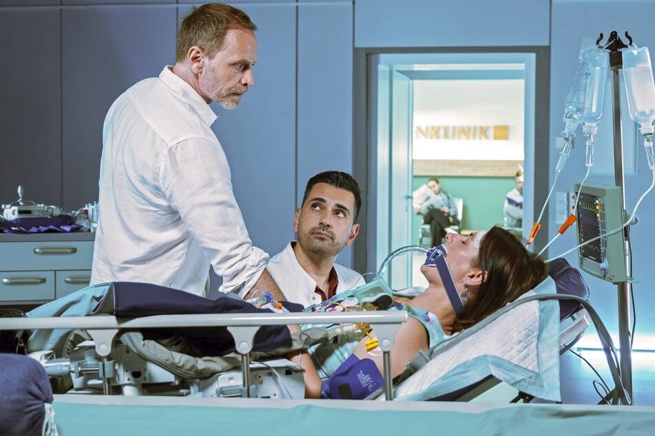 Dr. Kai Hoffmann (Julian Weigend, 54, l.) muss Abschied nehmen.