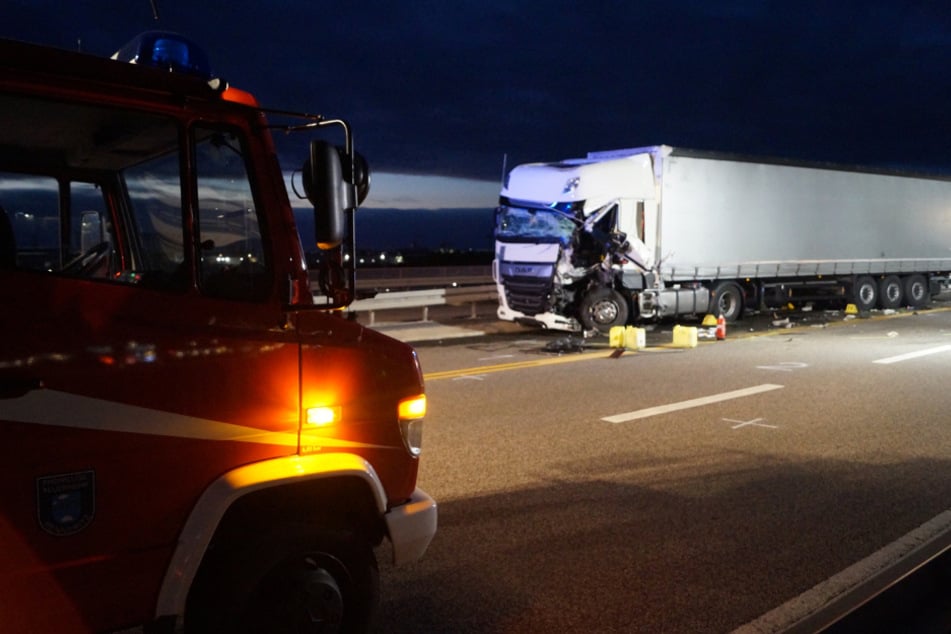 Der Fahrer des Sattelschleppers wurde schwer verletzt.