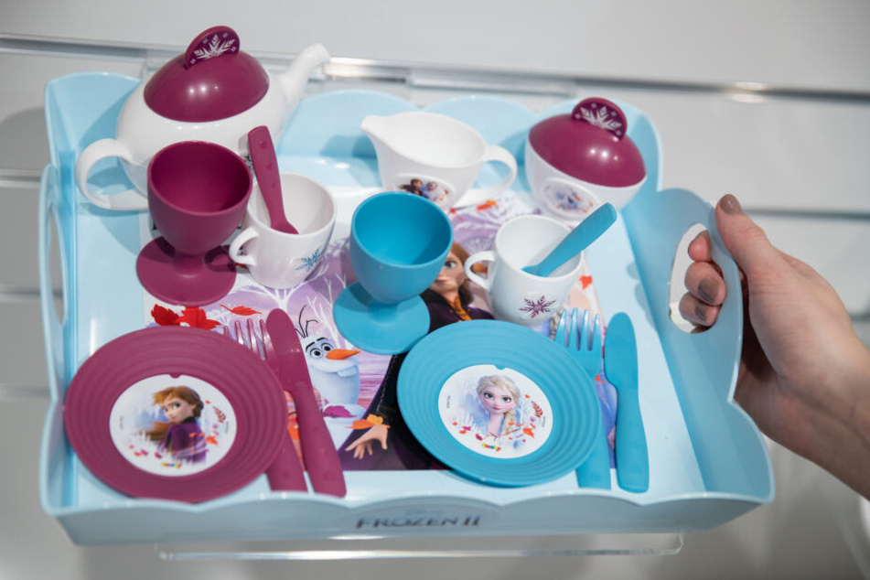 Ein Spielzeug-Serviertabletts der Marke Smoby mit Motiven aus dem Disney-Film "Die Eiskönigin 2" (Originaltitel "Frozen").