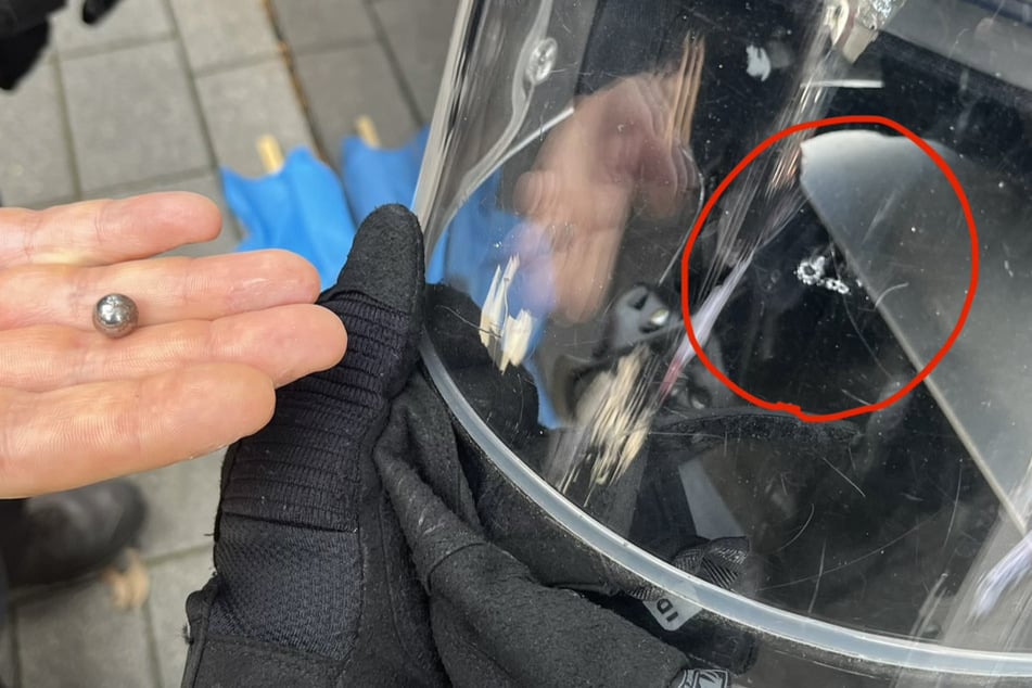 Die Polizei stellte nach dem Angriff durch vermummte Protest-Teilnehmer mehrere Metallkugeln sicher.
