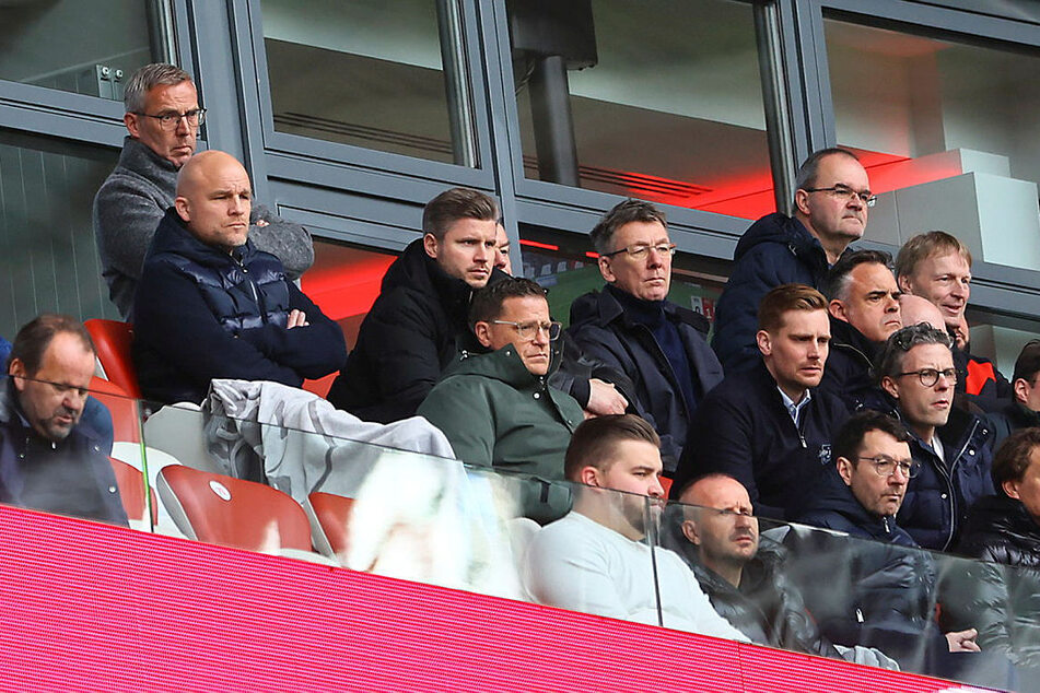 Rouven Schröder (47, 3.v.l.) hat am Samstag seinen ersten Tag als Sportdirektor bei RB Leipzig.