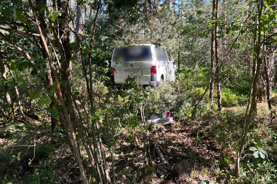 Mehrere Meter im Wald wurde am Sonntag im Landkreis Neumarkt in der Oberpfalz ein verunfallter VW-Bus entdeckt.