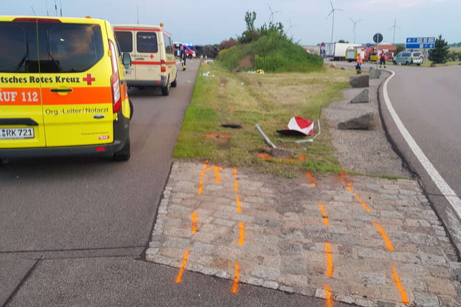 Am Rastplatz Bachfurt kam der Flixbus nach rechts ab und kippte an einer Böschung um.