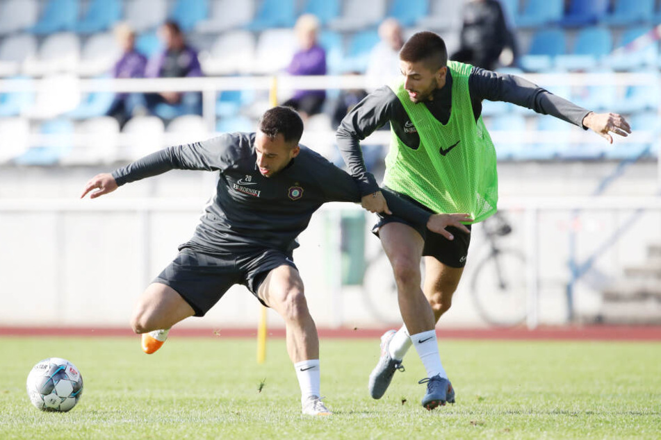 Marko Mihojevic (r., im Training gegen Calogero Rizzuto) fehlt aktuell jegliche Fitness. An seinen Einsatz zum Liga-Auftakt ist gar nicht zu denken.