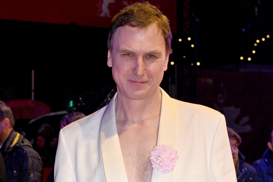 Schauspieler Lars Eidinger (50) sorgt nicht nur mit seiner Kleiderwahl - wie hier bei der diesjährigen Berlinale-Eröffnung - für Gesprächsstoff.