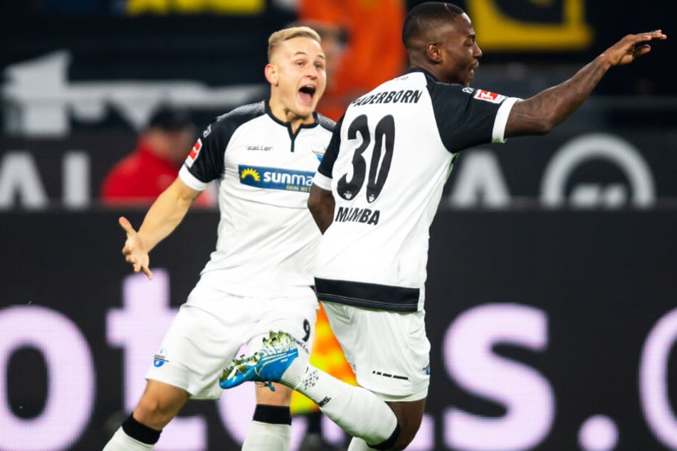 Streli Mamba (r.) schoss den SC Paderborn nach starker Vorlage von Kai Pröger problemlos mit 1:0 früh in Führung. Später legte der Torjäger sogar noch das 2:0 nach.