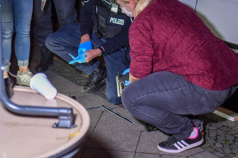 Sowie eine Schusswaffe.