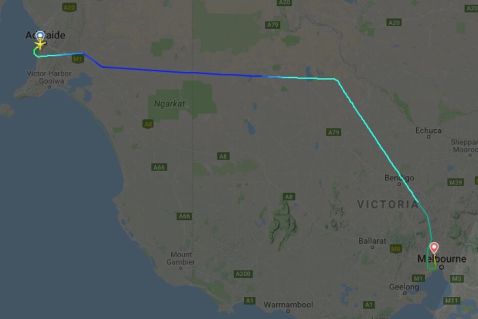 Auf Flightradar24 sieht man, dass der Flug von Adelaide nach Melbourne umgeleitet wurde.