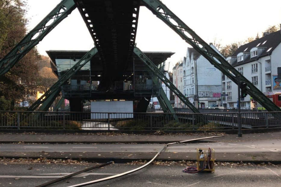 Eine herabgefallene Stromschiene liegt unter dem Gleis der Wuppertaler Schwebebahn.