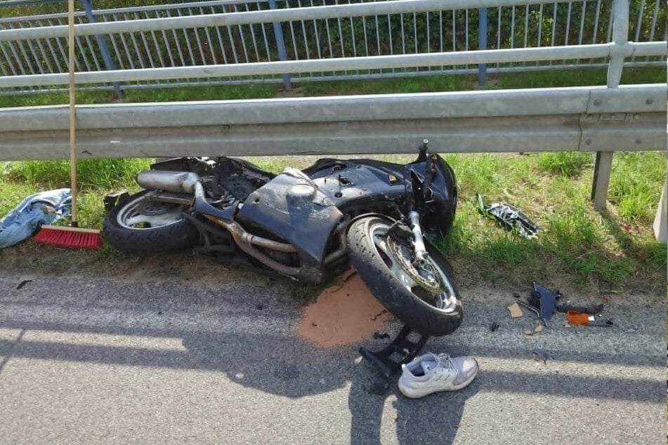 Der Motorradfahrer war gerade im Landkreis Bautzen unterwegs, als ihm plötzlich ein Auto die Vorfahrt nahm – eine Kollision war unvermeidbar.