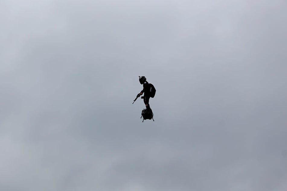 Franky Zapata, Jetski-Rennfahrer aus Frankreich und Erfinder des Flyboards, fliegt mittels Flyboard bei der Militärparade zur Feier des französischen Nationalfeiertags.