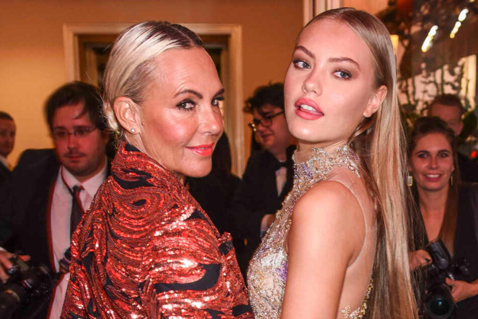 Natascha und Cheyenne Ochsenknecht zogen in ihren schillernden Outfits alle Blicke auf sich.