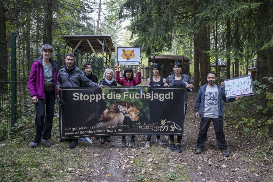 Tierschützer protestierten am Samstag vor der Schliefenanlage des Vereins Deutscher Jagdterrierclub bei Augustusburg.