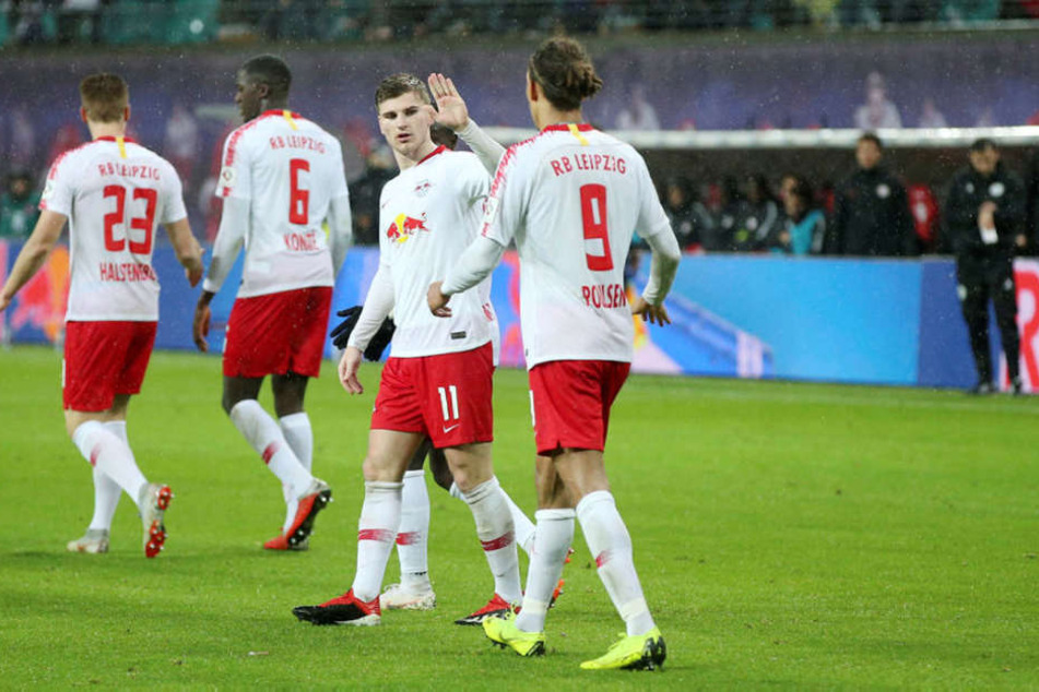 Danke für die Vorlage, Kumpel! Doppeltorschütze Timo Werner (2.v.r.) klatscht nach seinem 2:0 mit Yussuf Poulsen (r.) ab.
