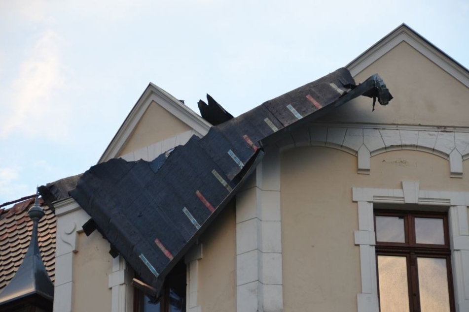 In Görlitz deckte das Unwetter bereits am Montagabend das Dach eines Wohnhauses ab.