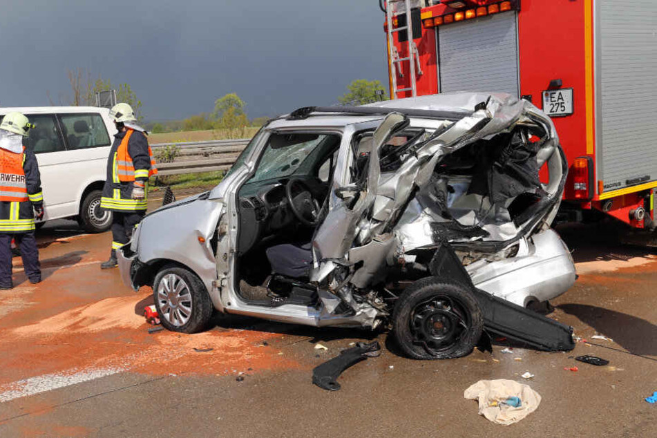 Der Kleinwagen der 65-Jährigen wurde regelrecht zerquetscht.