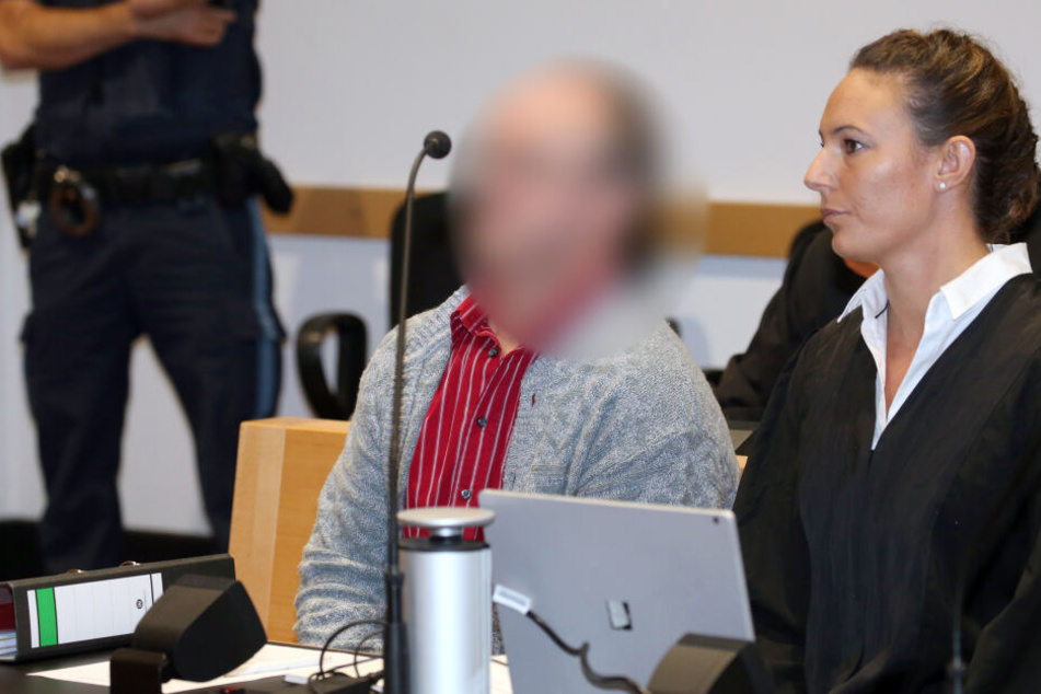 Der Angeklagter (M) sitzt neben seiner Anwältin Martina Sulzberger (r) in einen Gerichtssaal des Strafjustizzentrums in Augsburg.