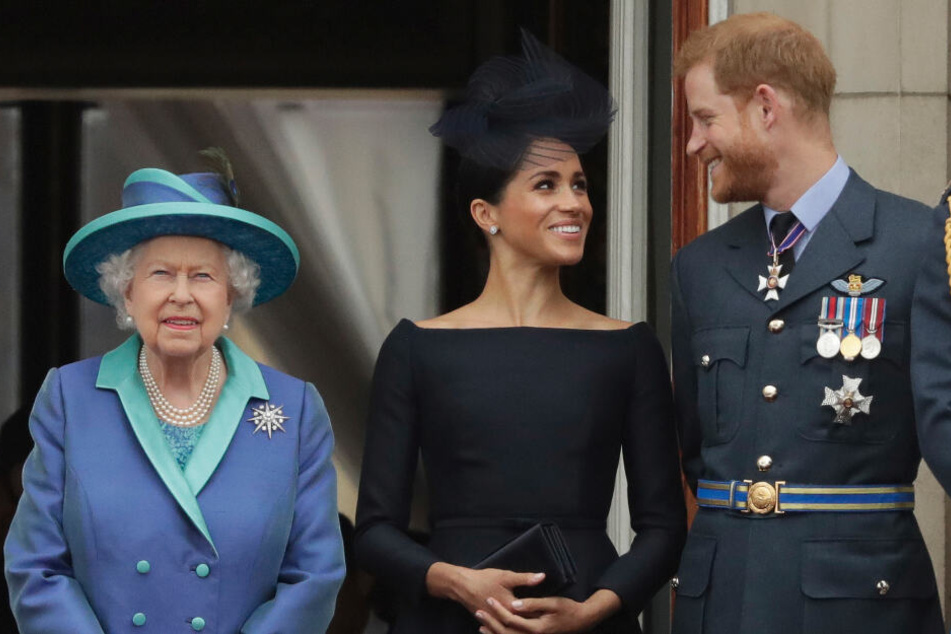 v.li.: Königin Elizabeth II., Meghan, Herzogin von Sussex, und Prinz Harry stehen im Juli 2018 auf dem Balkon des Buckingham-Palastes in London.