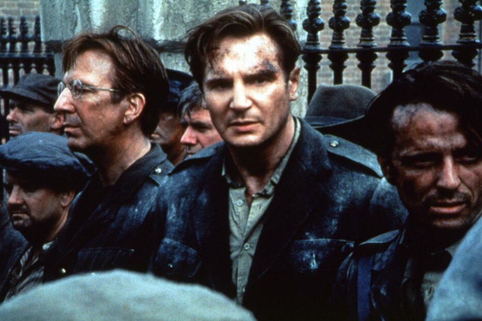 Alan Rickman (links) und Liam Neeson (Mitte) im Film "Michael Collins".