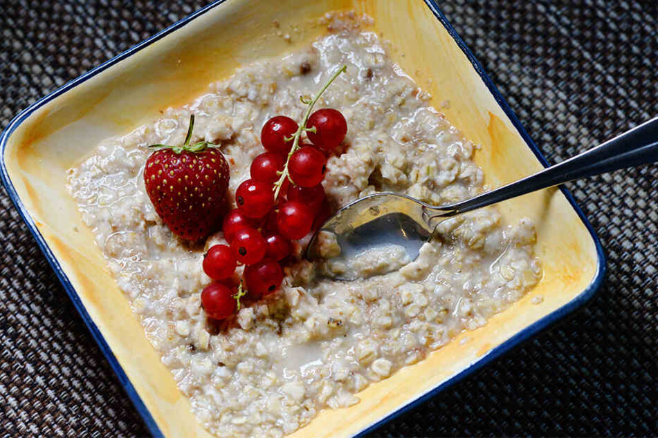 Eine Schale mit Haferflocken und Obst: Als Porridge wird's zum In-Frühstück.