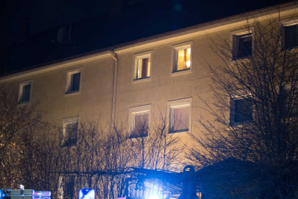 Der 39-Jährige kletterte aus einem Fenster im 3. Obergeschoss eines Wohngebäudes und stürzte sich in die Tiefe. (Symbolbild)