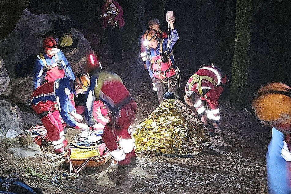 Ein Wanderer stürzte in der Sächsischen Schweiz mit seinem Hund mehrere Meter ab.