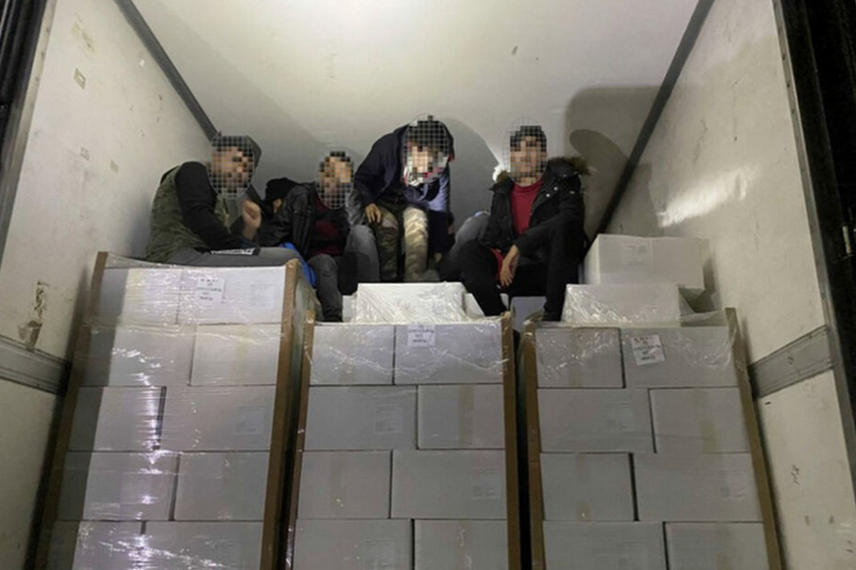 Klopfen aus dem Anhänger: Flüchtlinge aus Kühllaster befreit