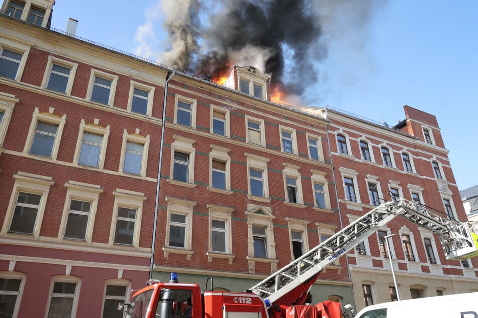 Flammen schlugen aus dem Dachstuhl eines Hauses auf dem Sonnenberg.
