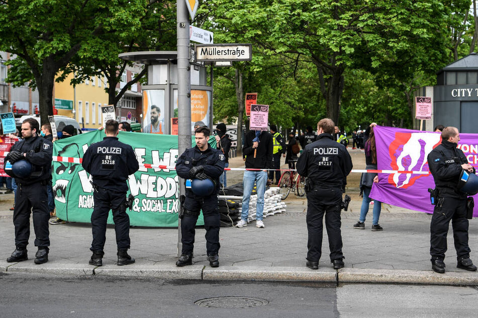 Polizisten stehen vor der Walpurgisnacht während einer Demonstration auf dem Leopoldplatz. Der Ort in Berlin-Wedding hat zunehmend mit einem Drogenproblem zu kämpfen. (Archivfoto)