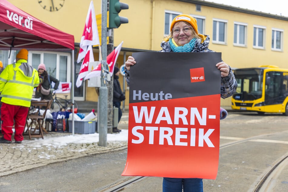 Straßenbahnfahrerin Christina Kern (62) baute bereits um halb drei Uhr morgens den Streik-Stand auf.