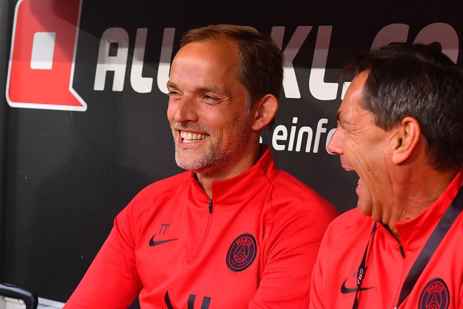 PSG-Coach Thomas Tuchel (l.) hatte sichtlich viel Spaß am 6:1-Sieg seines Teams.