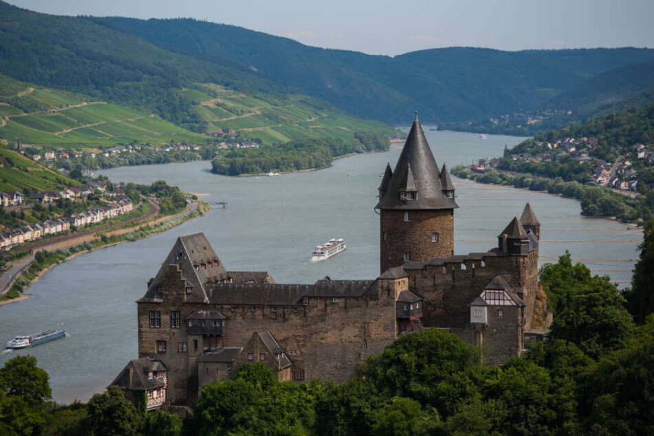Die Burg Stahleck thront über Bacharach am Rhein.