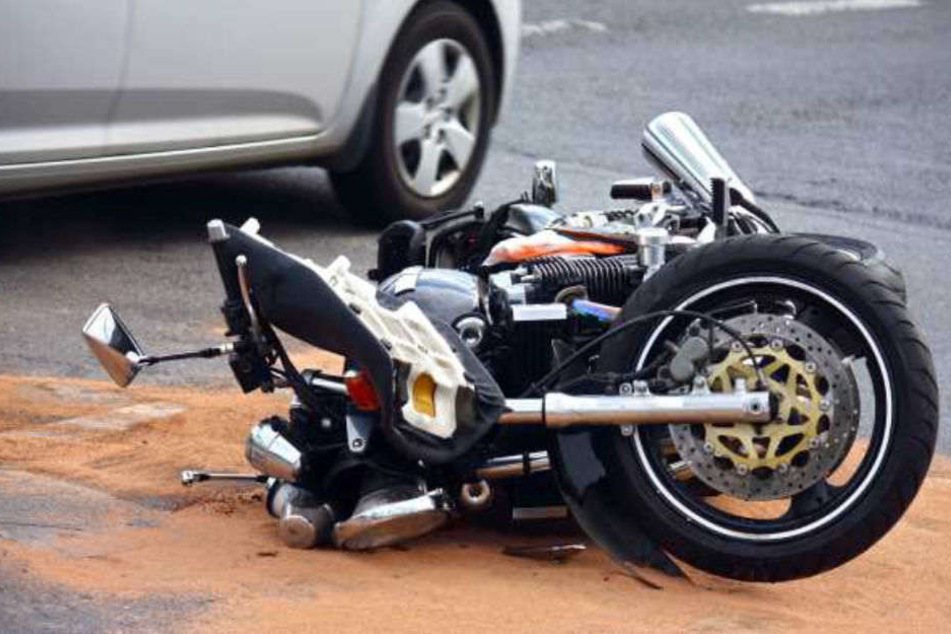 Ein Motorradfahrer ist nach einem Unfall bei Lindow gestorben. (Symbolbild)