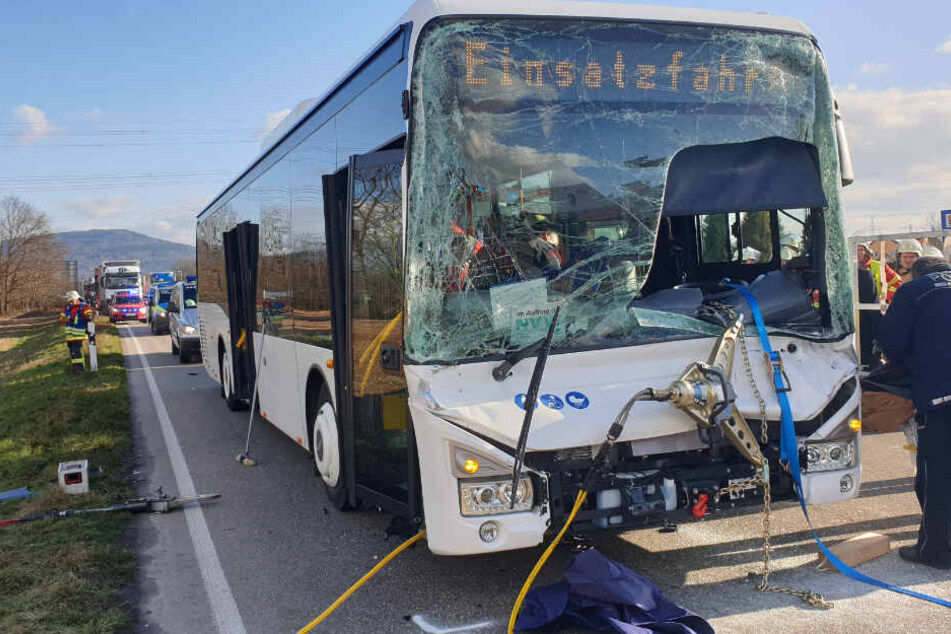 Die Feuerwehr bei der Bergung des Busses.