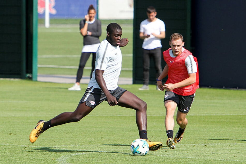 Federico Palacios (29, r.) 2017 gegen Dayot Upamecano: Während der Franzose beim FC Bayern München angekommen ist, kickt der 29-Jährige jetzt fünftklassig.