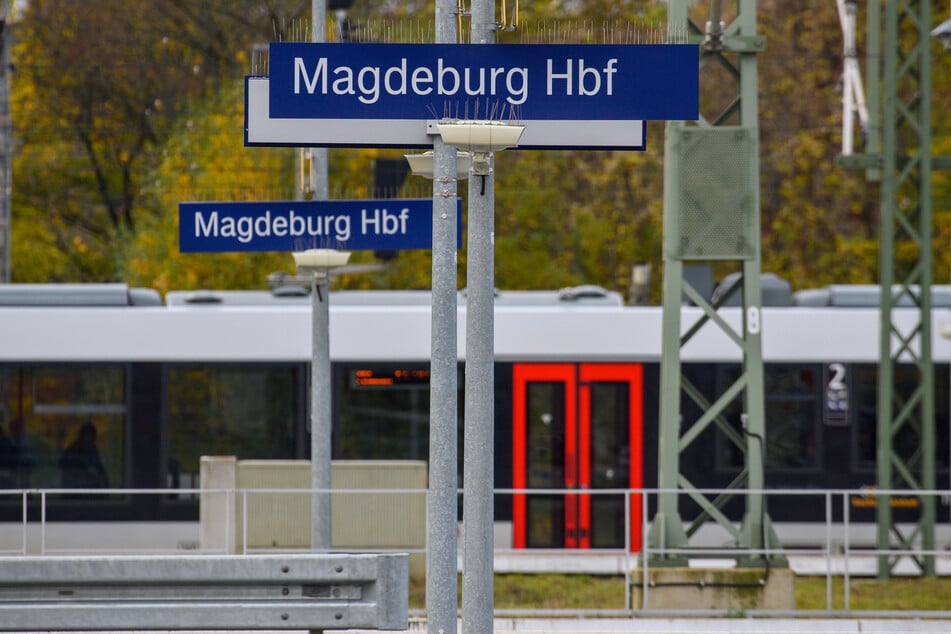 Nach einer Drohung wurde der Bahnhof in Magdeburg am Samstagabend geräumt und gesperrt. Spürhunde wurden eingesetzt. (Archivbild)