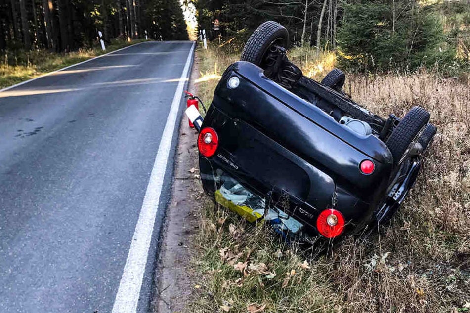 Chevrolet überschlägt sich: Zwei Verletzte bei Unfall im Erzgebirge