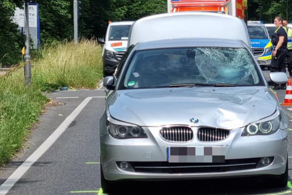 BMW fährt in Grundschüler: Ein Kind schwer verletzt, Rettungshubschrauber im Einsatz