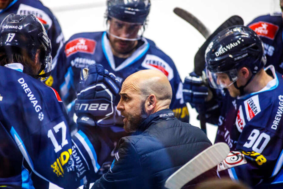 Eislöwen-Coach Rico Rossi spricht derzeit viel mit seinen Spieler und lässt die Zügel auch etwas locker. Danken sie es ihm mit zwei Siegen gegen Freiburg?