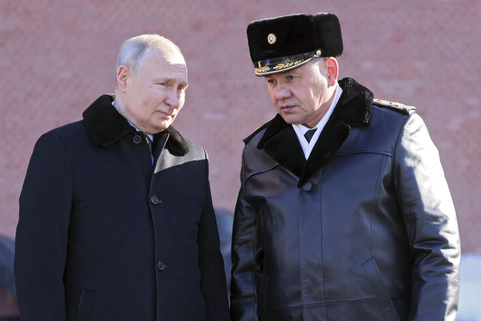 Skrupellose Militärstrategen: Kremlchef Wladimir Putin (70, l) und Russlands Verteidigungsminister, Sergei Schoigu (68), setzen russische Soldaten als Kanonenfutter auf dem Schlachtfeld in der Ukraine ein.