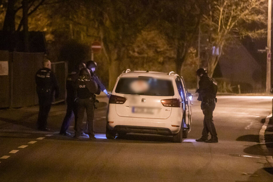 Ein Fahrzeug wird angehalten und kontrolliert. Laut Polizei dürfte es sich bei dem Fahrer um den Ehemann der Anruferin handeln. Festgenommen wurde er jedoch nicht.