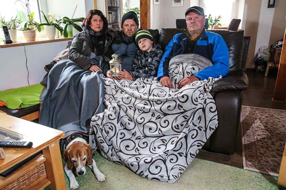 Sie mussten 32 Stunden ohne Strom
ausharren, behalfen sich schließlich mit einem Notaggregat: Beatrix Lange (38)
mit Ehemann Andreas (48) und Sohn Valentino (10), rechts Nachbar Frank
Anderssohn (62).