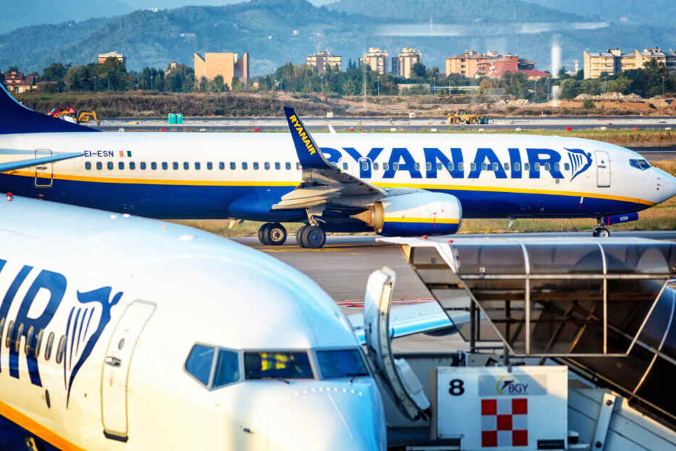 Zwei Boeing B737-800 von Rayanair am Flughafen Bergamo (Italien).