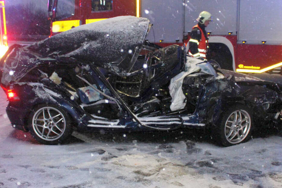 Der Wagen des Mannes wurde komplett zerstört.